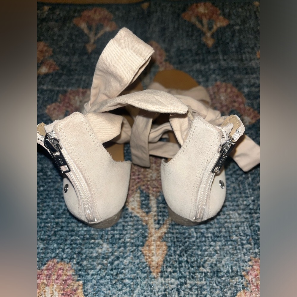 Like New! UGG Yarrow Wedge Natural Canvas Sandal - Picture 5 of 6